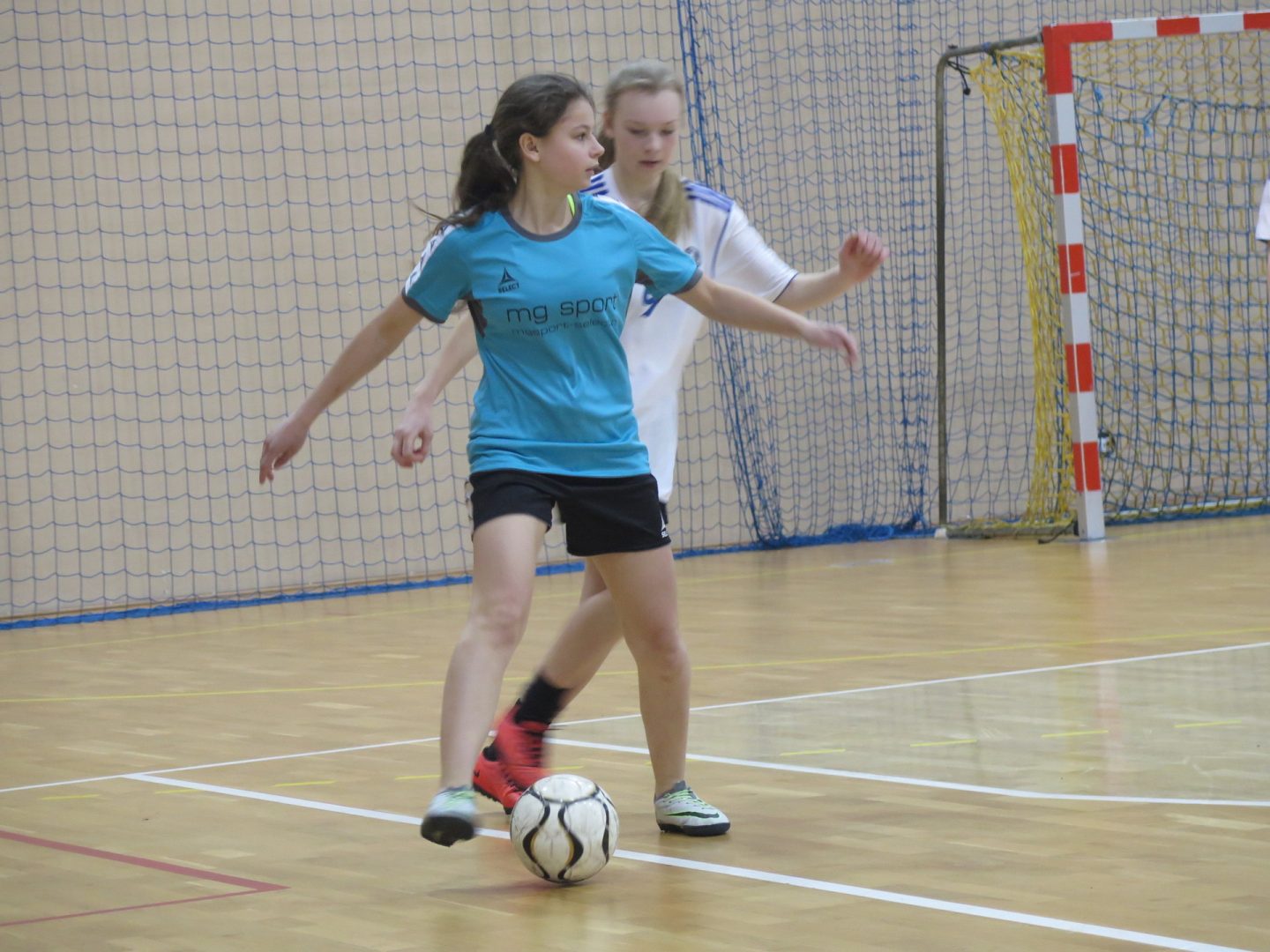 Dziewczęta z CKZiU w Łapanowie Mistrzyniami Powiatu w halowej piłce nożnej.