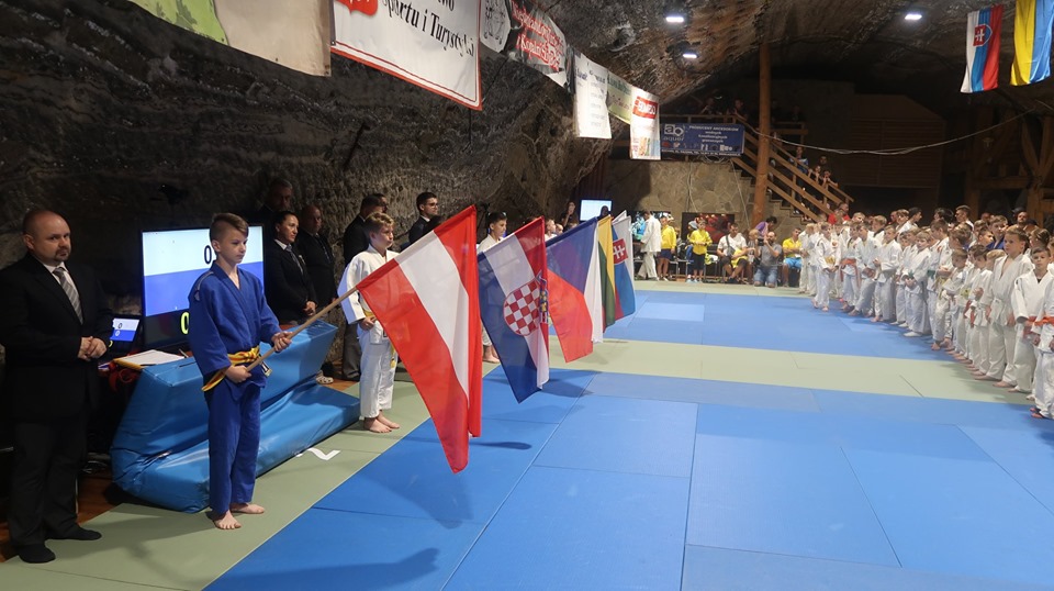 Judocy z flagami w kopalni Soli Bochnia podczas inauguracji Międzynarodowego Turnieju Judo 2019