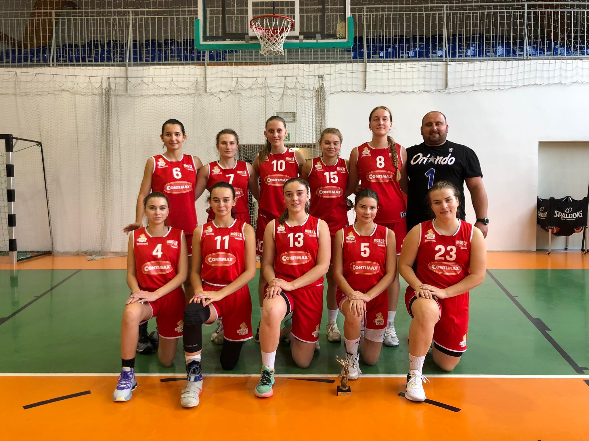 Zespół MOSiR Bochnia 2 liga koszykówki z trenerem Rafałem Sroką, sezon 2022/2023, zdj. z 09.2022