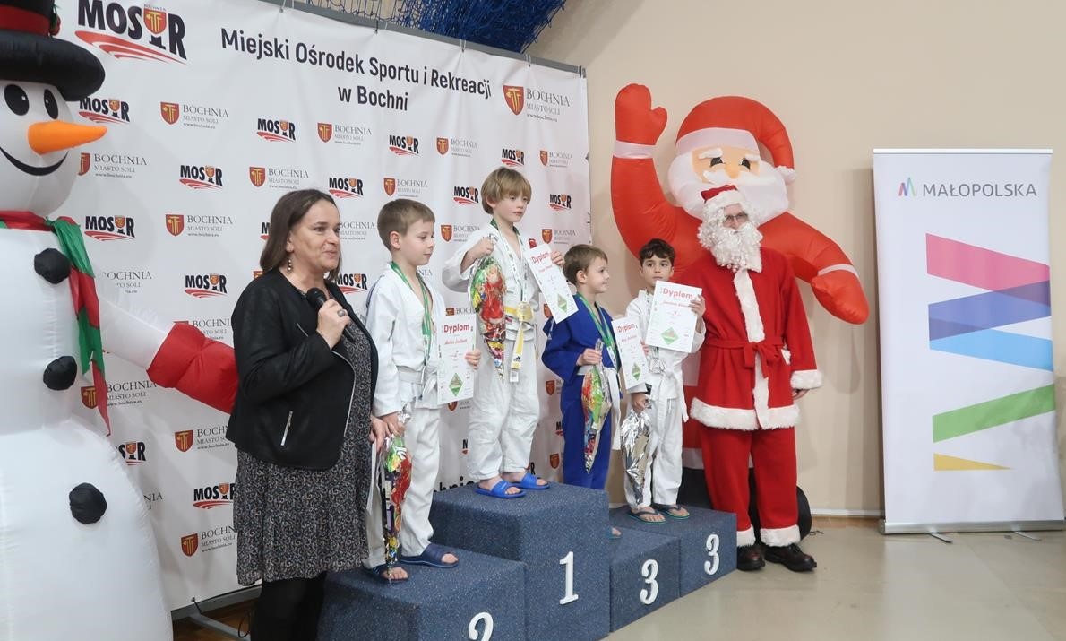 Dekoracja-uczestnikow-Mikolajkowego-Turnieju-Judo-Bochnia-2022